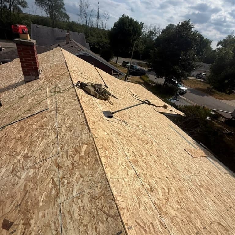 Techo completamente recubierto con madera OSB nueva antes del fieltro