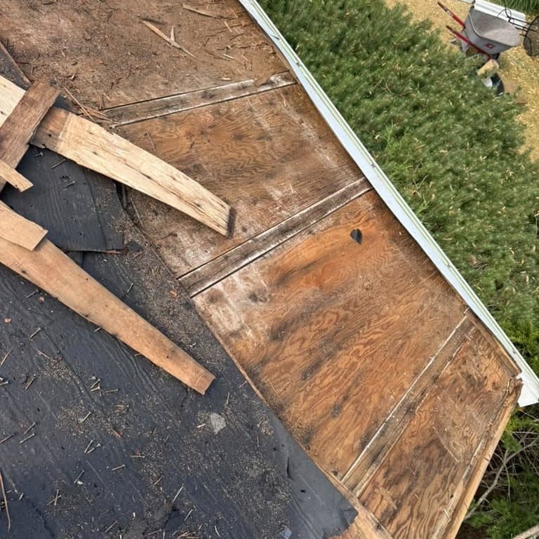 Remoción en progreso, dejando ver la madera y el plywood originales